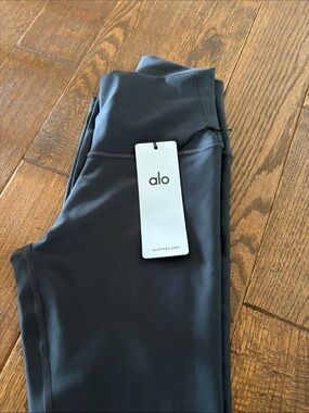 ALO Yoga  High-Waist 7/8  Airlift Leggings
Color anthracite (grey)
Size S